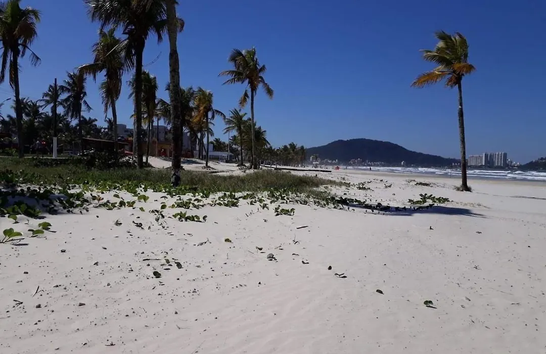 Suíte a 360m da Praia da Enseada - localização privilegiada-1